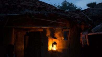 Photo of जीरो प्रतिशत बिजली प्रदाय क्षेत्र बना बलंगी,थोड़ी सी आंधी आने पर 5,6 खंभे प्रतिदिन गिर जाते है,लालटेन युग में जी रहे बलंगी क्षेत्र के गांव।