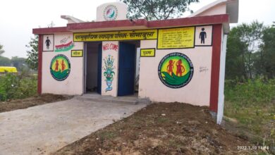 Photo of आधा अधुरे सामुदायिक शौचालय को सरपंच सचिव के द्वारा कागजों मे बताया पुर्णता
