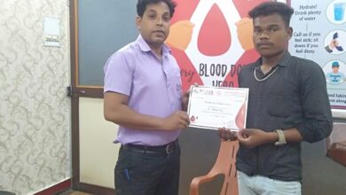 Photo of 40किमी दुर पहुंच कर किया रक्तदान अपने जन्मदिन पर भतीजा भी देखकर किया अपना अमूल्य  रक्तदान