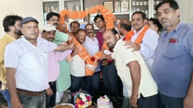 Photo of भाजपा नेताओं ने पूर्व कलेक्टर व वर्तमान भाजपा नेता ओ पी चौधरी से मिलकर जन्मदिन की बधाई दी महामाला से सम्मानित कर केक काटा और शुभकामनाएं प्रेषित की